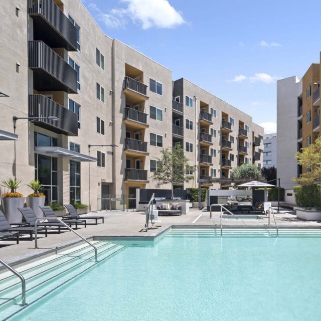 camden-glendale-apartments-los-angeles-ca-pool