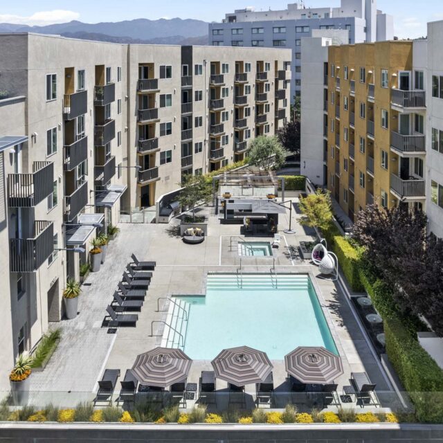 camden-glendale-apartments-los-angeles-ca-pool-and-building