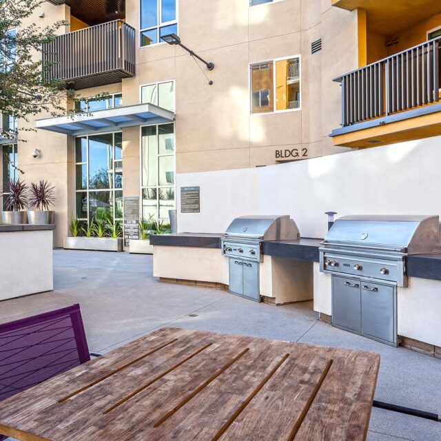 23-camden-glendale-apartments-glendale-ca-poolside-barbeque-and-dining-area.jpg_1