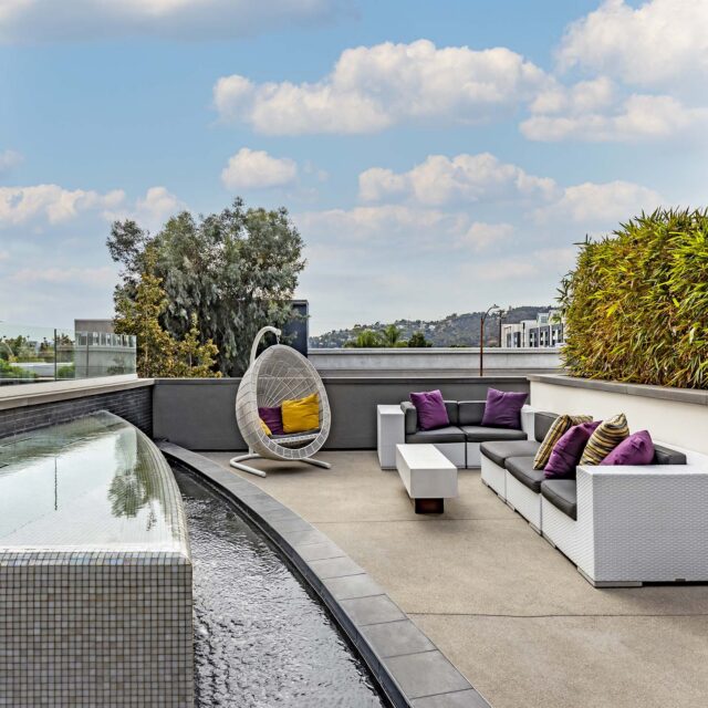 32-camden-glendale-apartments-glendale-ca-outdoor-resident-lounge-seating-with-a-water-feature-and-a-view-of-los-angeles.jpg