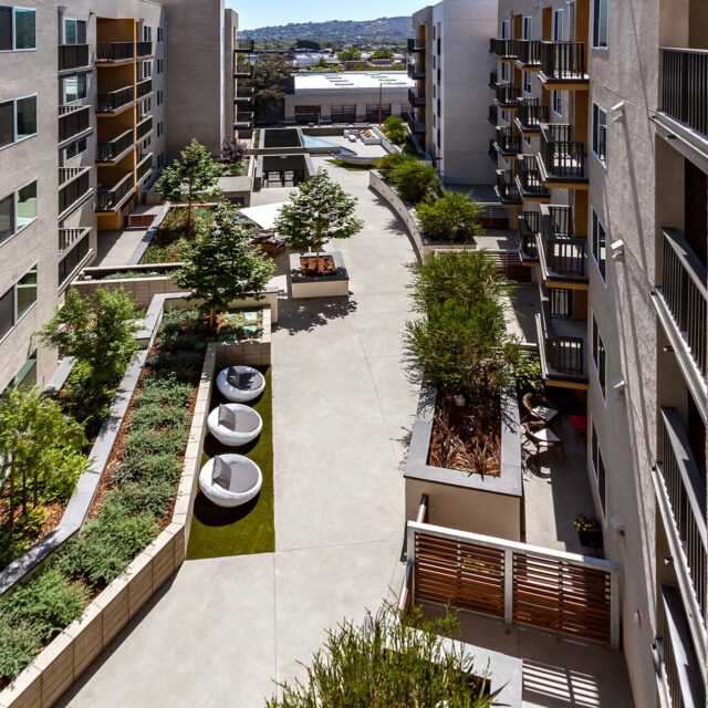 33-camden-glendale-apartments-glendale-ca-exterior-resident-lounge-areas-with-seating-and-landscaped-walkways.jpg_1