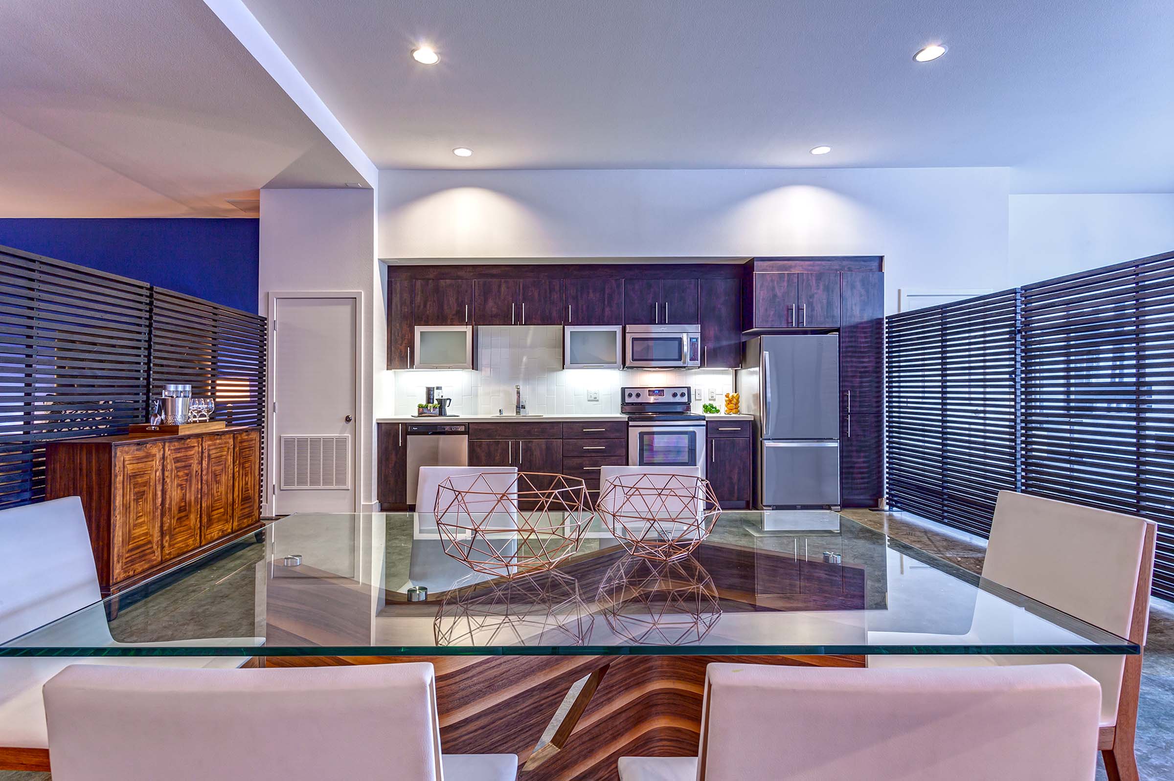 39-camden-glendale-apartments-glendale-ca-live-work-dining-area-and-full-size-kitchen.jpg